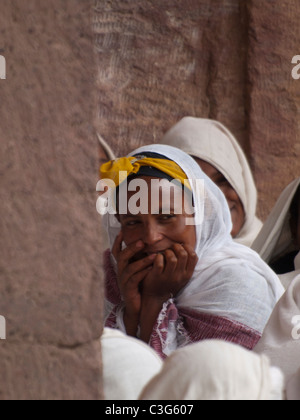 Pèlerins assis dehors en prière dans l'église à Pâques Lalibela Banque D'Images