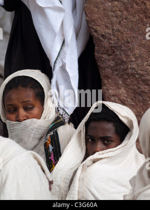 Pèlerins assis dehors en prière dans l'église à Pâques Lalibela Banque D'Images