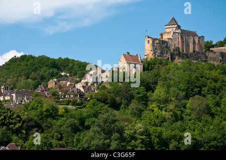 Le château de Castelnaud-la-Chapelle, vu de la rivière en Dordogne France UE Banque D'Images