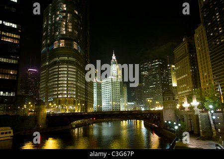 Wrigley Building et d'autres gratte-ciel, vu de la rivière Chicago dans le centre-ville de Chicago, Illinois. Banque D'Images