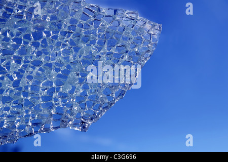 Bris de glace craquelée sur fond bleu pattern Banque D'Images