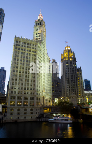 Vue sur le Wrigley Building et d'autres gratte-ciel, le long de la rivière Chicago à Chicago, Illinois. Banque D'Images