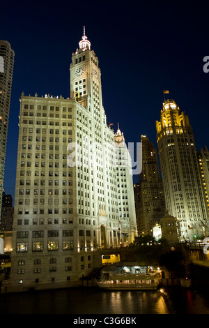 Vue sur le Wrigley Building et d'autres gratte-ciel, le long de la rivière Chicago à Chicago, Illinois. Banque D'Images