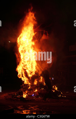 Fallas fest feu brûler les chiffres en Valencia Espagne en mars 19. Banque D'Images