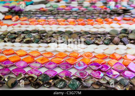 Collier bijoux colorés noir blanc orange rose lignes Banque D'Images