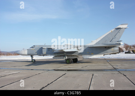 Bomber jet militaire Su-24 Fencer au décollage et d'atterrissage Banque D'Images