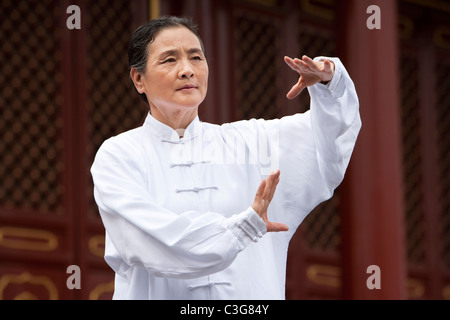 Senior Woman Practicing Tai Chi, Temple du Ciel Banque D'Images