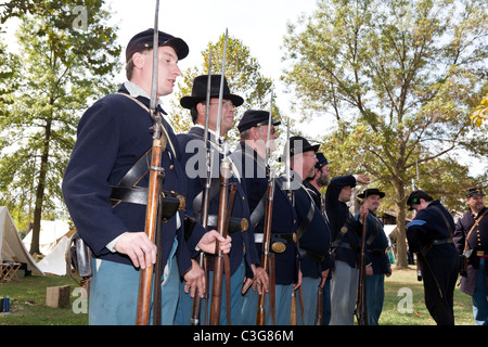 La Guerre de sécession de l'Union de reconstitution historique la queue pour l'inspection des armes. Banque D'Images