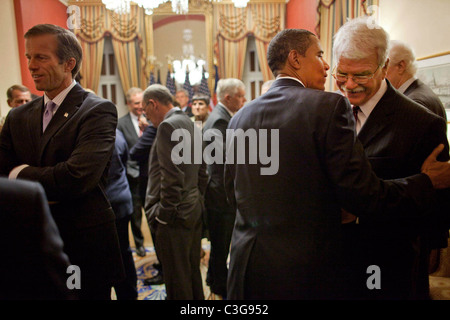 Le président américain Barack Obama salue le représentant George Miller, D-CA., dans la présidente de la Chambre Nancy Pelosi's office de cérémonie avant de parler Banque D'Images