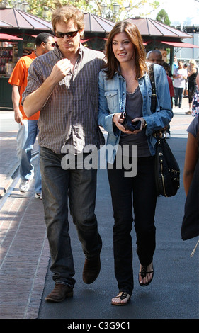 'Dexter' star Michael C. Hall et son épouse et co-star Jennifer Carpenter passer l'après-midi shopping à Los Angeles, Californie Banque D'Images