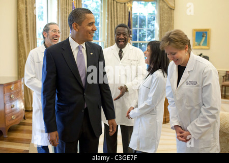 Le président Barack Obama partager rire avec des médecins de partout dans le pays dans le bureau ovale avant l 'Assurance Santé Banque D'Images