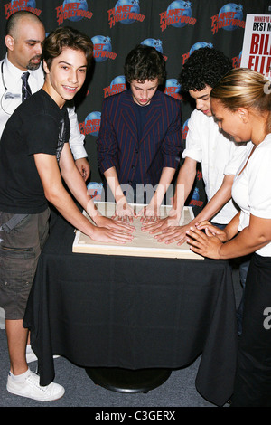 Kulish Kouriles, Trent Kowalik, David Alvarez 'Billy Elliot, the Musical' cérémonie empreinte de main au Planet Hollywood, New York City Banque D'Images