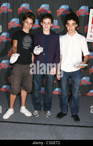 Kulish Kouriles, Trent Kowalik, David Alvarez 'Billy Elliot, the Musical' cérémonie empreinte de main au Planet Hollywood, New York City Banque D'Images