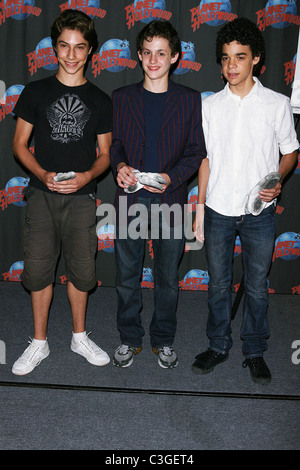 Kulish Kouriles, Trent Kowalik, David Alvarez 'Billy Elliot, the Musical' cérémonie empreinte de main au Planet Hollywood, New York City Banque D'Images