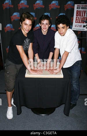 Kulish Kouriles, Trent Kowalik, David Alvarez 'Billy Elliot, the Musical' cérémonie empreinte de main au Planet Hollywood, New York City Banque D'Images