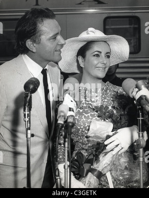 Richard Burton et Elizabeth Taylor (Liz Taylor) à Pasadena juste avant le début du tournage de la bécasseaux dans 1964 Banque D'Images