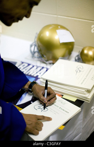 Le président Barack Obama signe University of Notre Dame début books et souvenirs avant son commencement Notre adresse Banque D'Images