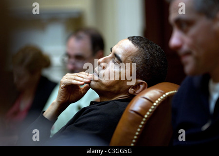 Le président Obama reflète au cours d'une réunion avec les conseillers économiques dans la Roosevelt Room. Il est assis entre Senior Advisor Banque D'Images