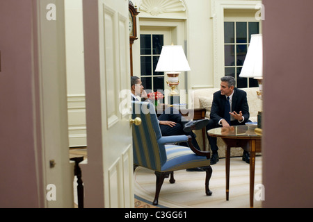 Le président Barack Obama rencontre avec l'acteur George Clooney dans le bureau ovale à Washington DC, USA - 23.02.09 Officiel de la Maison Blanche Banque D'Images