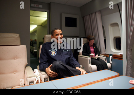 Le président Barack Obama porte une veste AF1 pour son premier vol à bord d'Air Force One à partir de la base aérienne d'Andrews à Newport Banque D'Images