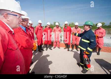 Les travailleurs de l'industrie offshore pratique la lutte contre l'incendie dans le cadre d'un cours de formation de l'industrie, Banque D'Images