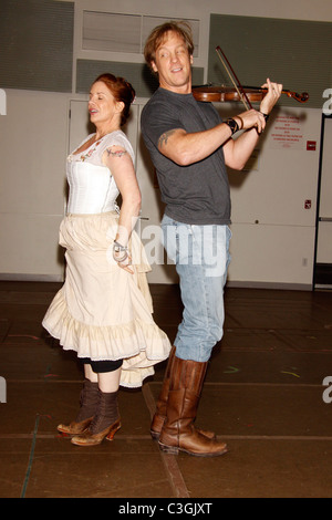 Melissa Gilbert comme Ma Ingalls et Steve Blanchard comme PA Ingalls un sneak peek en répétitions pour la prochaine tournée de Banque D'Images