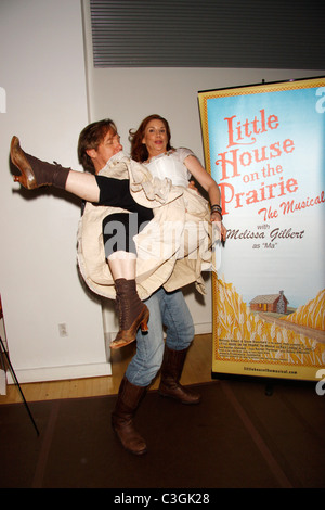 Melissa Gilbert comme Ma Ingalls et Steve Blanchard comme PA Ingalls un sneak peek en répétitions pour la prochaine tournée de Banque D'Images