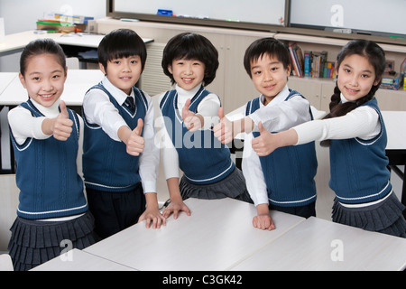 Cinq élèves enthousiastes dans la salle de classe Banque D'Images