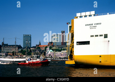 Grimaldi transporteur véhicule Grande Congo passe Landungsbrücken à l'arrivée dans le port de Hambourg. Banque D'Images