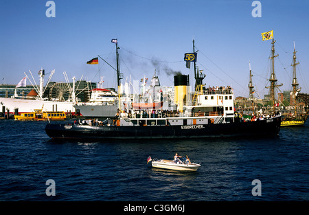 Brise-glace à vapeur d'époque Stettin (construit en 1933 à la Stettiner Oderwerke) dans le port de Hambourg. Banque D'Images