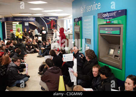 Les manifestants de ukuncut à l'intérieur d'une succursale de la banque Lloyds sur Oxford Street Banque D'Images