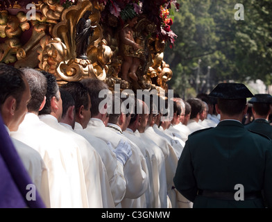 Costaleros portant un flotteur religieux (connu comme un Trono) dans les processions de la Semana Santa à Málaga, Avril 2011 Banque D'Images