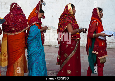 La ligne des femmes jusqu'à présent offerts au cours de l'Holi festival à Katmandou, Népal Banque D'Images