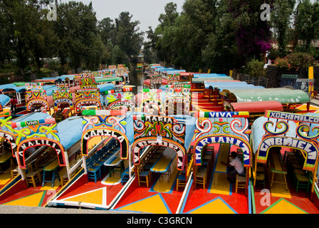 Mexique.Mexico.Embarquement à Xochimilco.bateaux de touristes dans les eaux du satellite. Banque D'Images