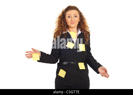 Confus a souligné femme cadre avec les notes de rappel sur sa fonction de besoin d'aide isolé sur fond blanc Banque D'Images