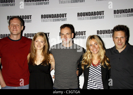 Mark Brokaw, Marin Irlande, Jonny Lee Miller, Sienna Miller et Patrick Marber Photocall pour la prochaine pièce de Broadway 'Après Banque D'Images