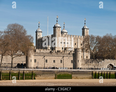 Tour de Londres vu de la Tamise UK Banque D'Images
