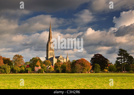 Nuages lourds derrière la grandeur de la cathédrale de Salisbury dans le Wiltshire. Banque D'Images