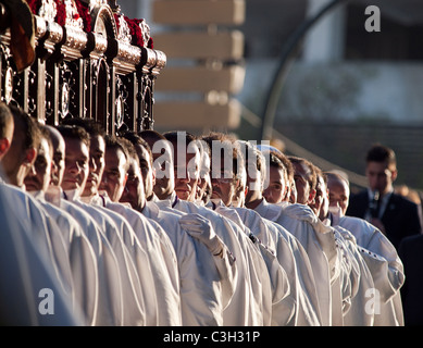 Costaleros portant un flotteur religieux (connu comme un Trono) dans les processions de la Semana Santa à Málaga, Avril 2011 Banque D'Images