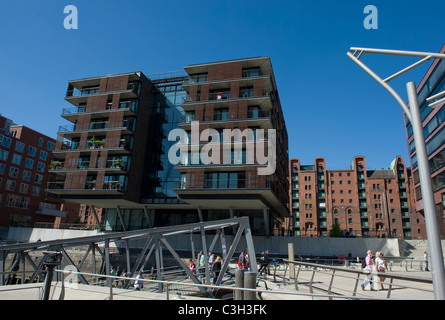 Voir à partir de la HafenCity Hamburg. Magellanterrassen et Sandtorkai vers l'ancien quartier d'entrepôts Speicherstadt à Hambourg Banque D'Images