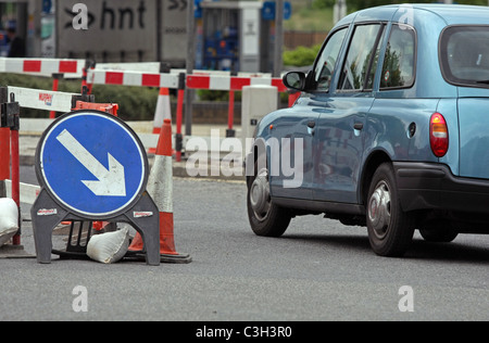 Des panneaux de direction et passage de taxi cônes dans les travaux routiers à Londres, Angleterre Banque D'Images