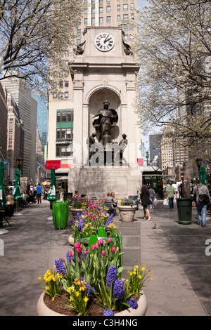 Le Monument James Gordon Bennett, Herald Square Park, NYC Banque D'Images