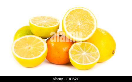 Citron, lime et orange tranches d'agrumes sur fond blanc Banque D'Images