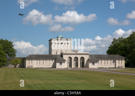 Air Forces Memorial - Runnymede Aspect & du Sud avec portique du Jumbo jet sortant de frais généraux d'Heathrow Banque D'Images