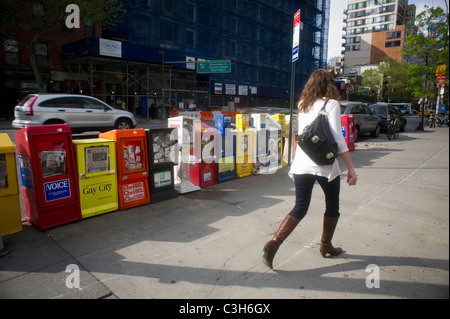 Les boîtes de distribution de journaux alignés sur un coin de rue dans le quartier de Chelsea à New York Banque D'Images