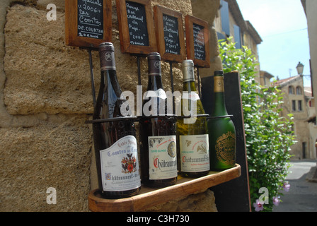 Blocage de vin dans la vieille ville de Châteauneuf-du-Pape, dans le Vaucluse près d'Avignon. Banque D'Images