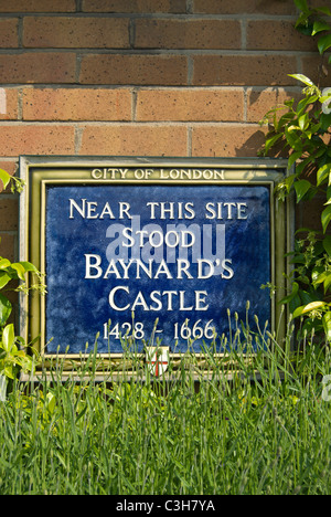 Ville de London blue plaque marquant la proximité du site de baynard's Castle, un monument de la ville, de 1428 à 1666 Banque D'Images