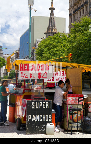 Les vendeurs de rue l'on vend de la crème glacée et des hot-dogs à Buenos Aires, Argentine. Banque D'Images