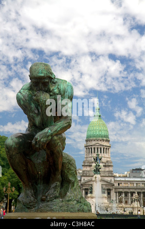 Le Penseur sculpture devant l'édifice du Congrès national argentin à Buenos Aires, Argentine. Banque D'Images