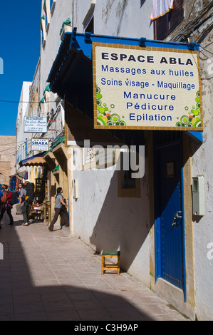 Des massages et autres traitements et remèdes offerts dans la vieille ville de Medina Essaouira Maroc central en Afrique du Nord Banque D'Images